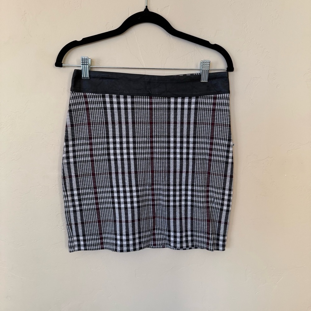 Abercrombie & Fitch Plaid Mini Skirt – Size M - Picture 2 of 5